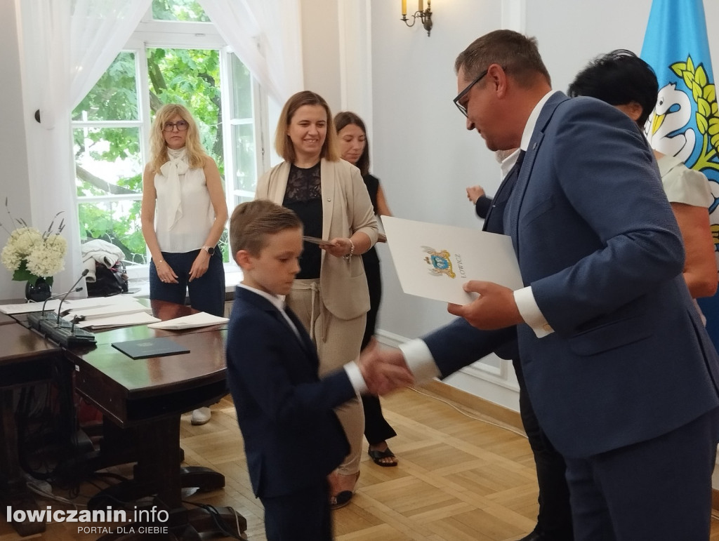 Wręczanie stypendiów naukowych w ratuszu