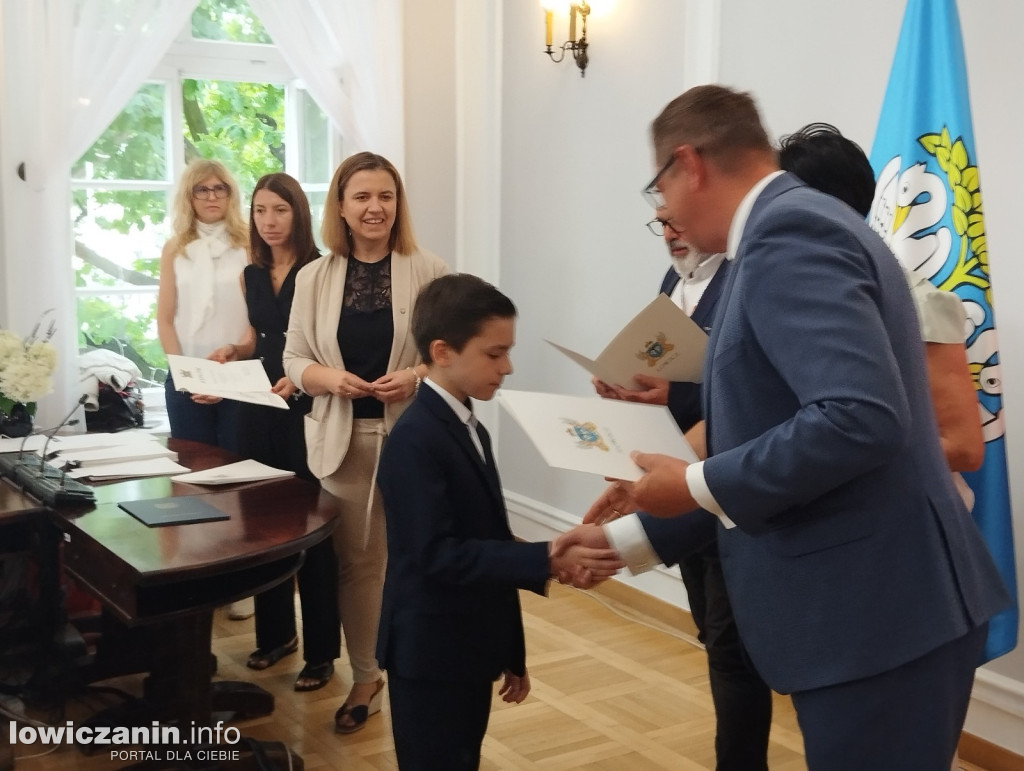 Wręczanie stypendiów naukowych w ratuszu