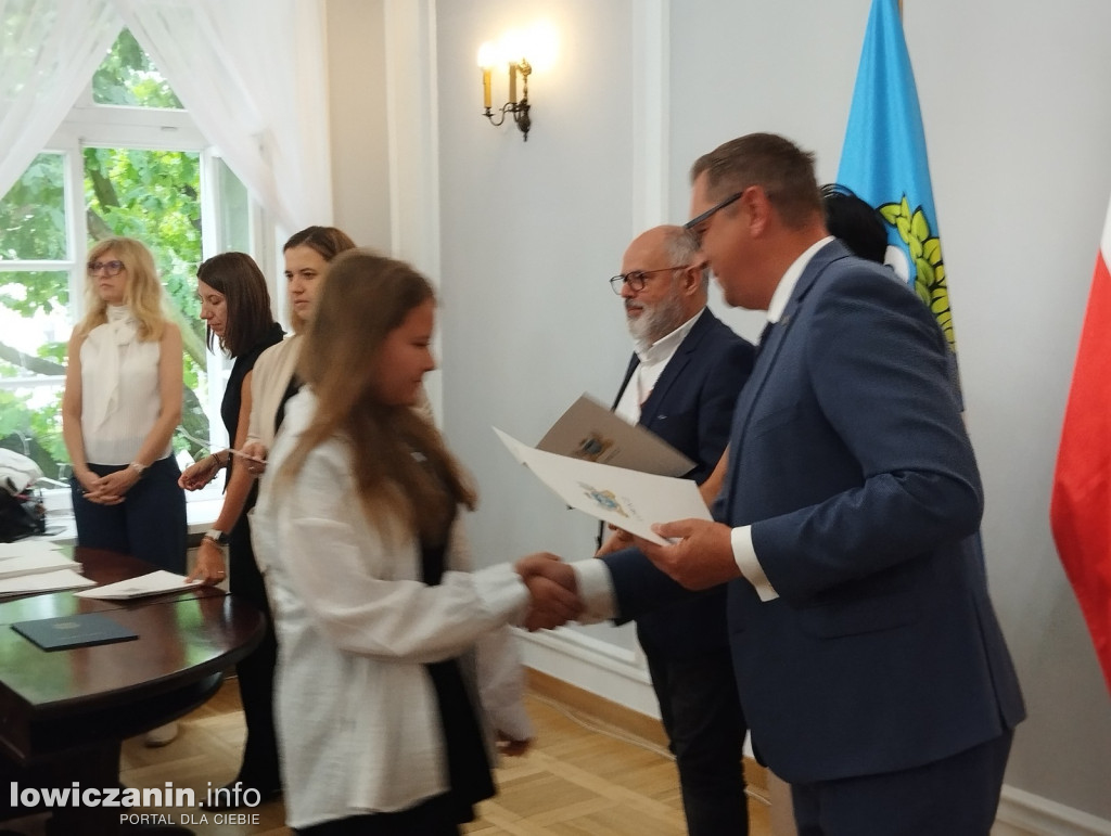 Wręczanie stypendiów naukowych w ratuszu