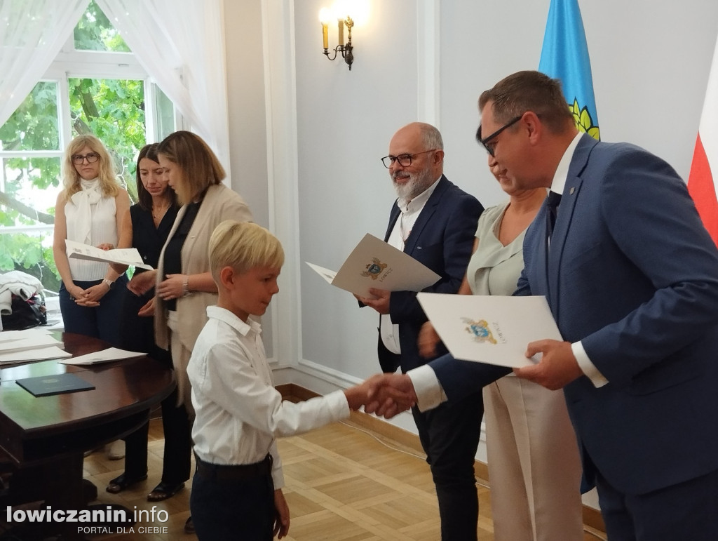 Wręczanie stypendiów naukowych w ratuszu