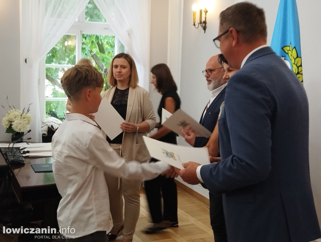 Wręczanie stypendiów naukowych w ratuszu