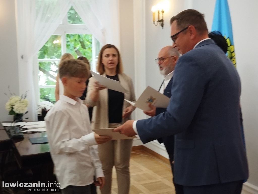 Wręczanie stypendiów naukowych w ratuszu