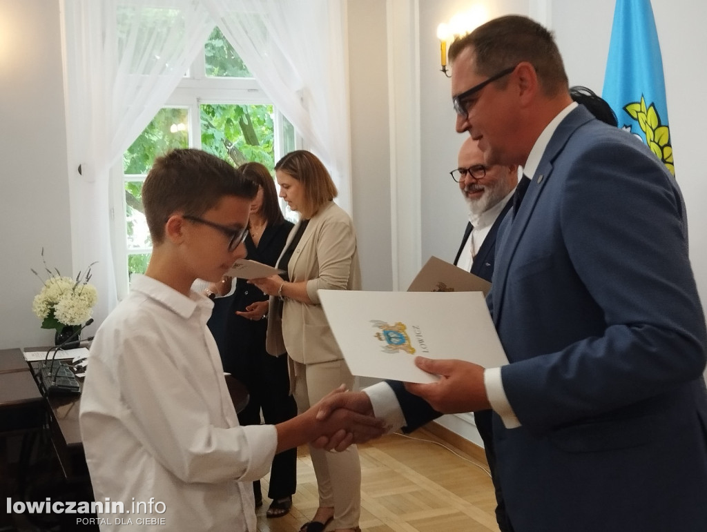 Wręczanie stypendiów naukowych w ratuszu