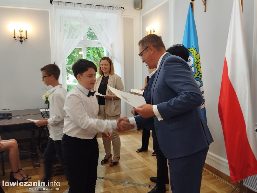 Wręczanie stypendiów naukowych w ratuszu