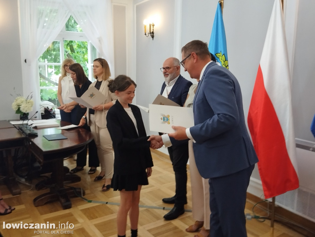 Wręczanie stypendiów naukowych w ratuszu