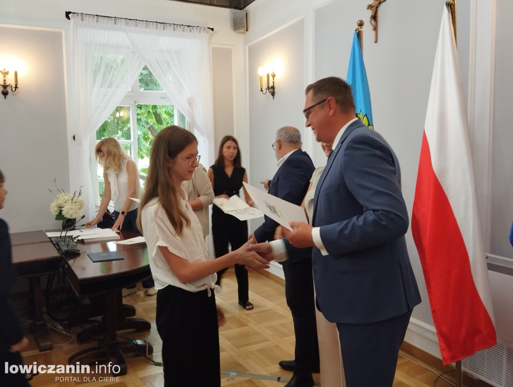 Wręczanie stypendiów naukowych w ratuszu