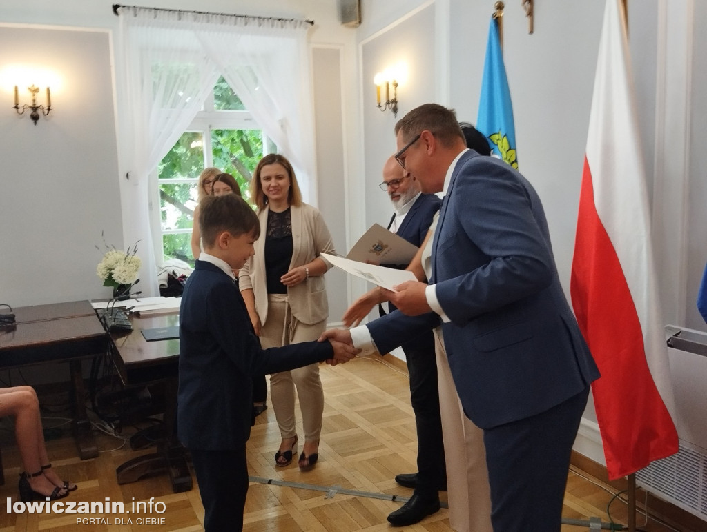 Wręczanie stypendiów naukowych w ratuszu