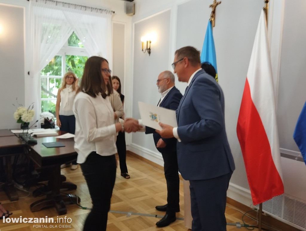 Wręczanie stypendiów naukowych w ratuszu