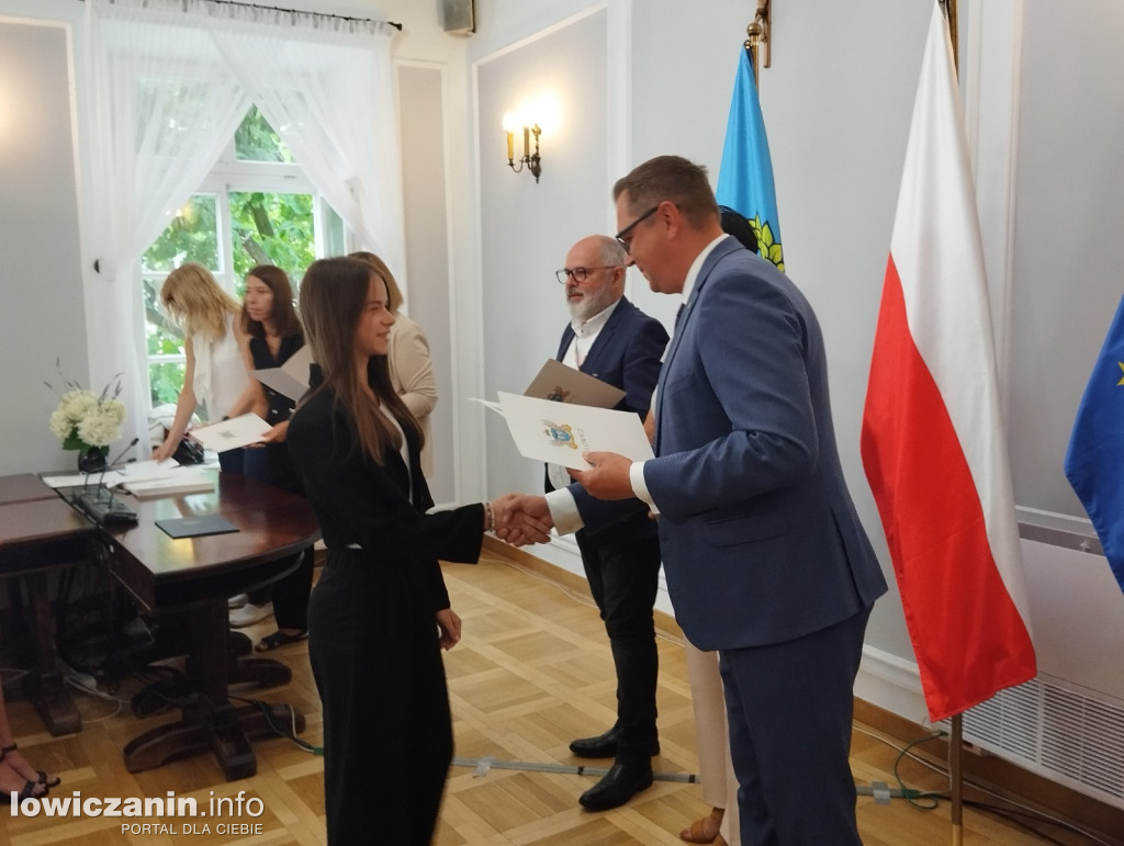 Wręczanie stypendiów naukowych w ratuszu