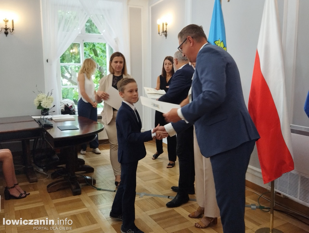 Wręczanie stypendiów naukowych w ratuszu