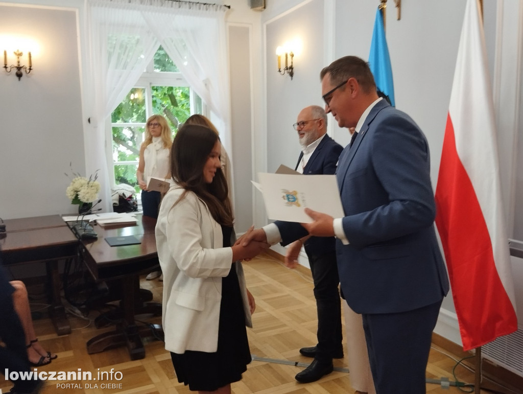Wręczanie stypendiów naukowych w ratuszu