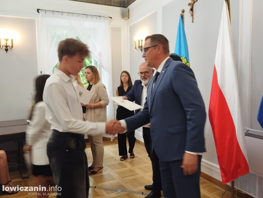 Wręczanie stypendiów naukowych w ratuszu
