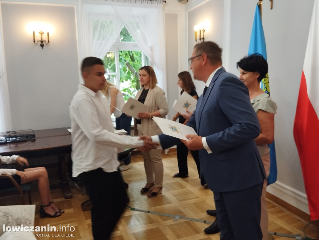 Wręczanie stypendiów naukowych w ratuszu