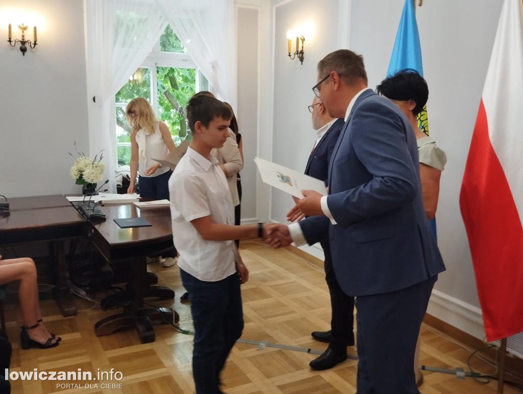 Wręczanie stypendiów naukowych w ratuszu