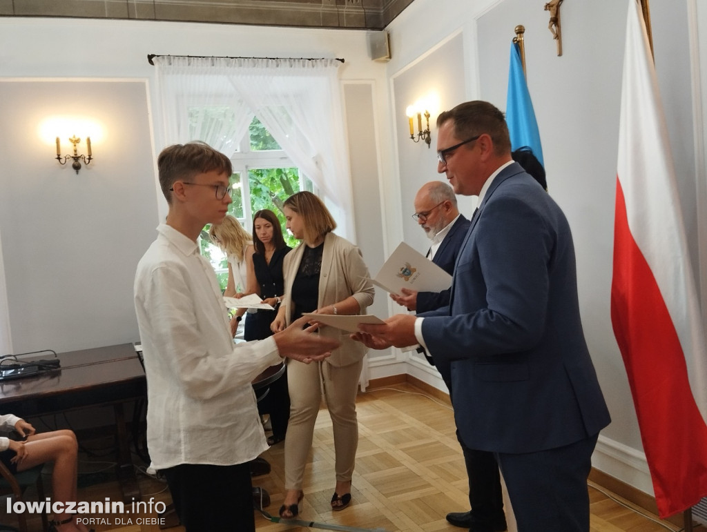 Wręczanie stypendiów naukowych w ratuszu