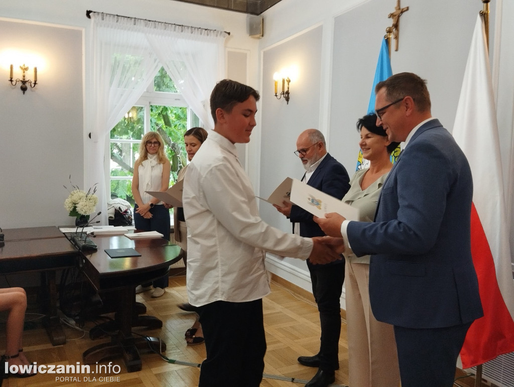 Wręczanie stypendiów naukowych w ratuszu