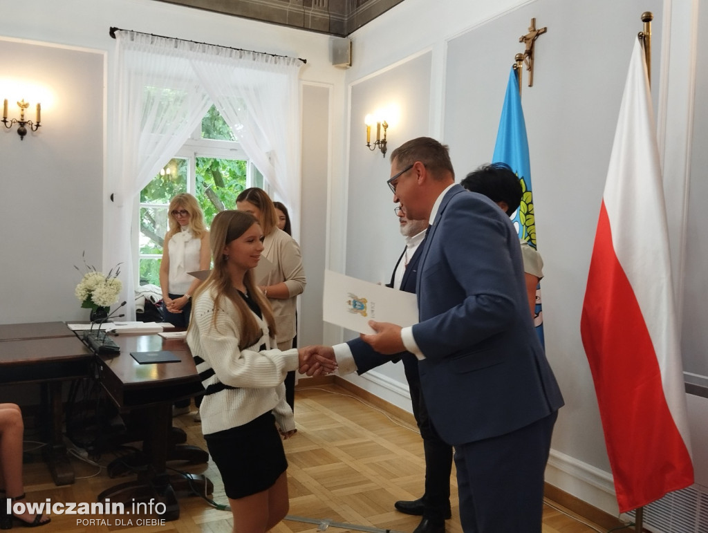 Wręczanie stypendiów naukowych w ratuszu