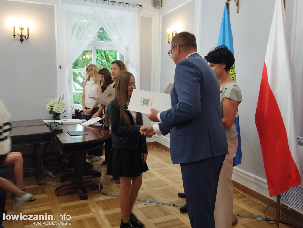 Wręczanie stypendiów naukowych w ratuszu