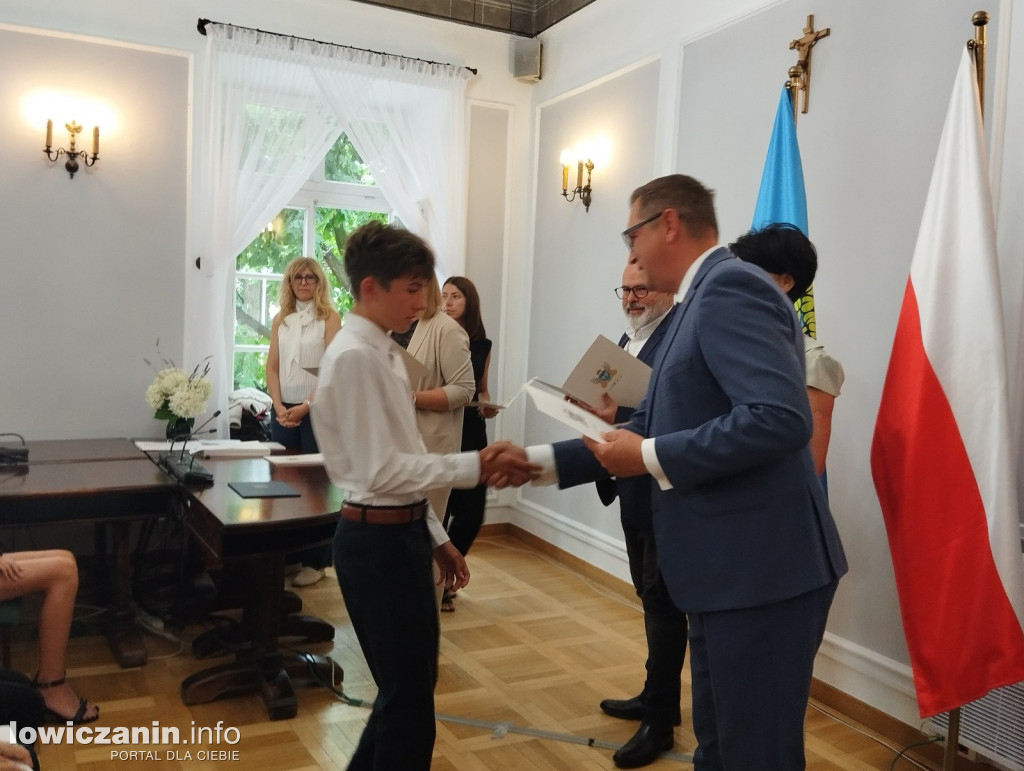 Wręczanie stypendiów naukowych w ratuszu