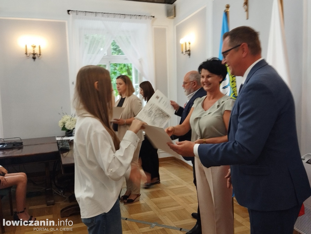 Wręczanie stypendiów naukowych w ratuszu