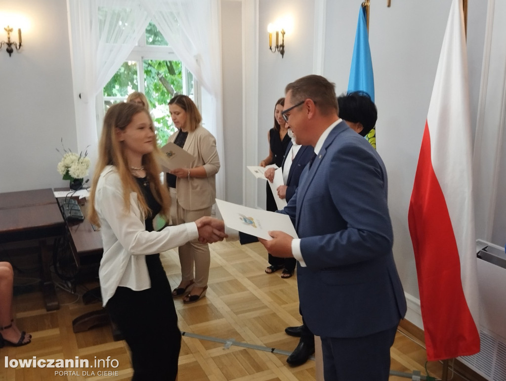 Wręczanie stypendiów naukowych w ratuszu