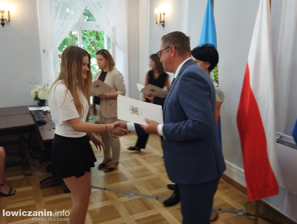 Wręczanie stypendiów naukowych w ratuszu