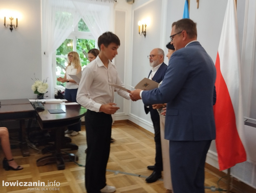 Wręczanie stypendiów naukowych w ratuszu