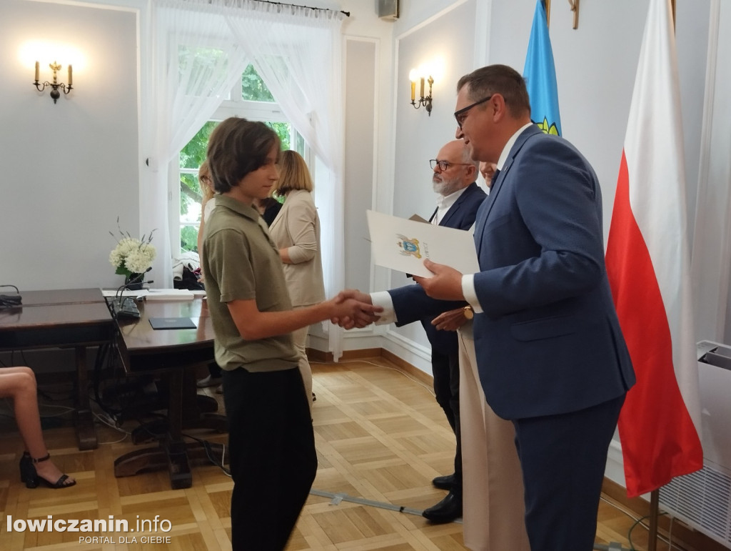 Wręczanie stypendiów naukowych w ratuszu