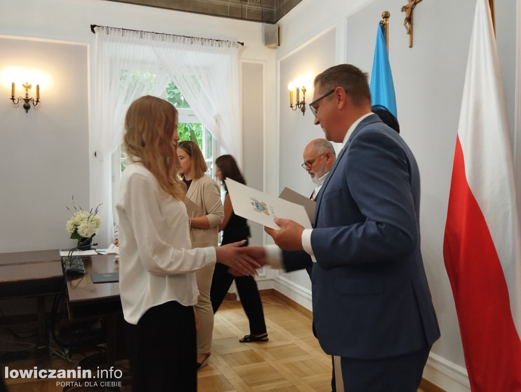 Wręczanie stypendiów naukowych w ratuszu