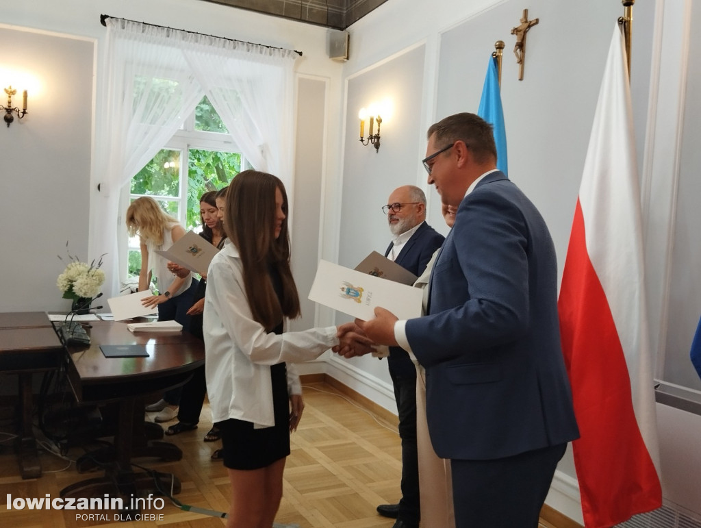 Wręczanie stypendiów naukowych w ratuszu