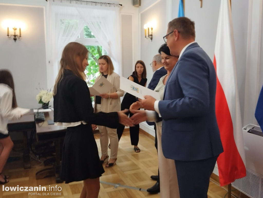 Wręczanie stypendiów naukowych w ratuszu