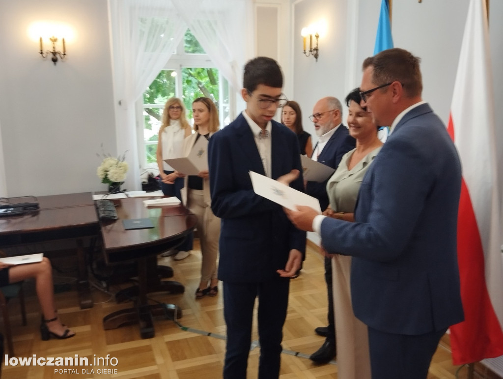 Wręczanie stypendiów naukowych w ratuszu