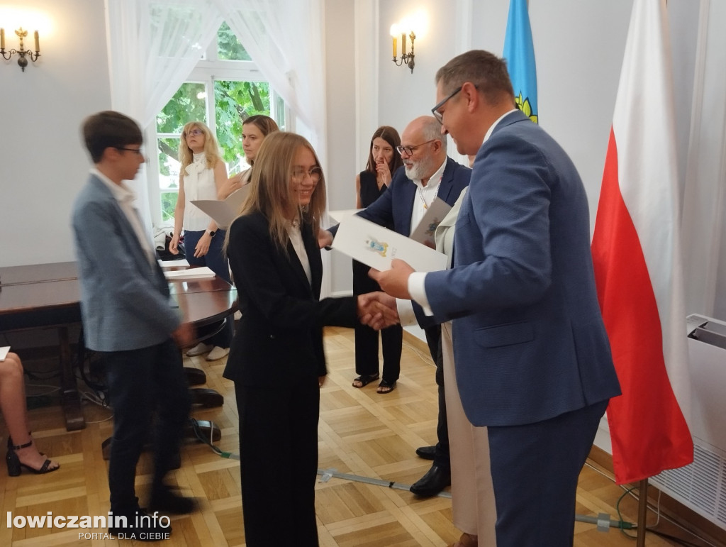 Wręczanie stypendiów naukowych w ratuszu
