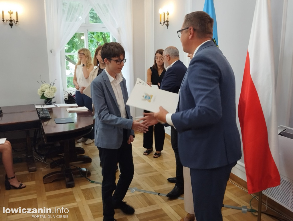 Wręczanie stypendiów naukowych w ratuszu