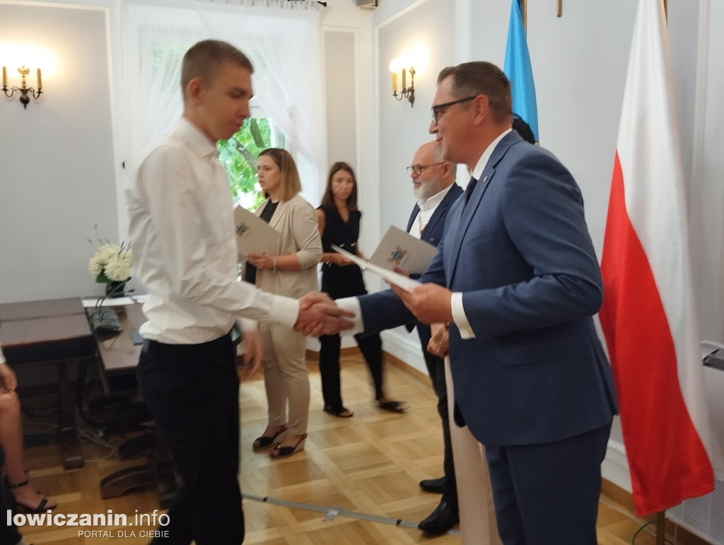 Wręczanie stypendiów naukowych w ratuszu