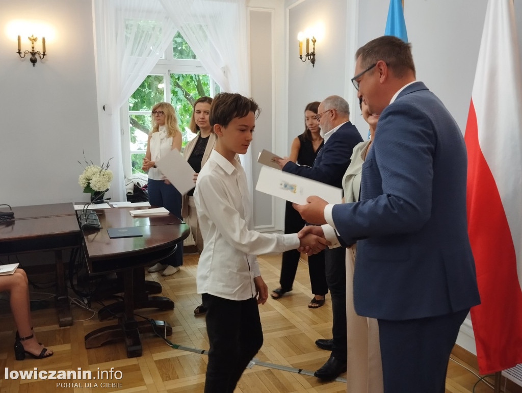 Wręczanie stypendiów naukowych w ratuszu