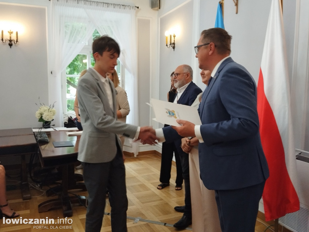 Wręczanie stypendiów naukowych w ratuszu