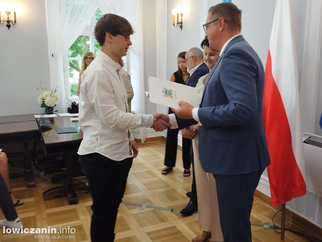 Wręczanie stypendiów naukowych w ratuszu