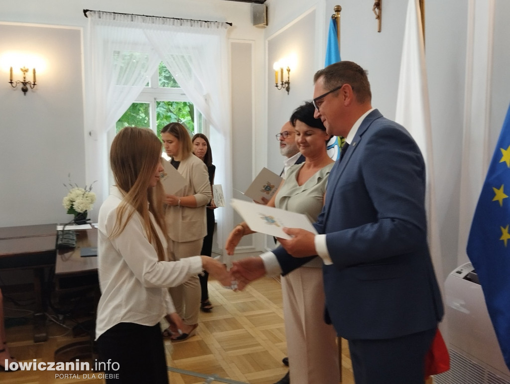 Wręczanie stypendiów naukowych w ratuszu