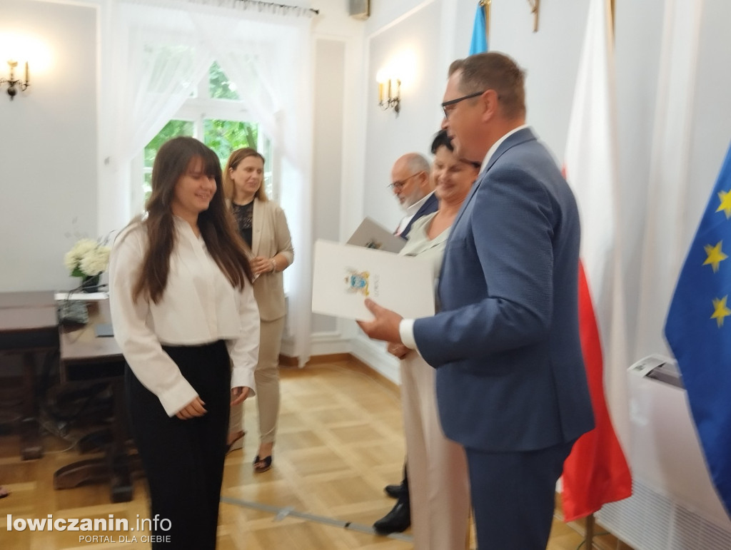 Wręczanie stypendiów naukowych w ratuszu