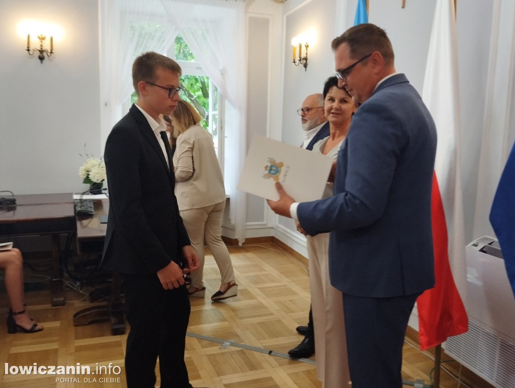 Wręczanie stypendiów naukowych w ratuszu