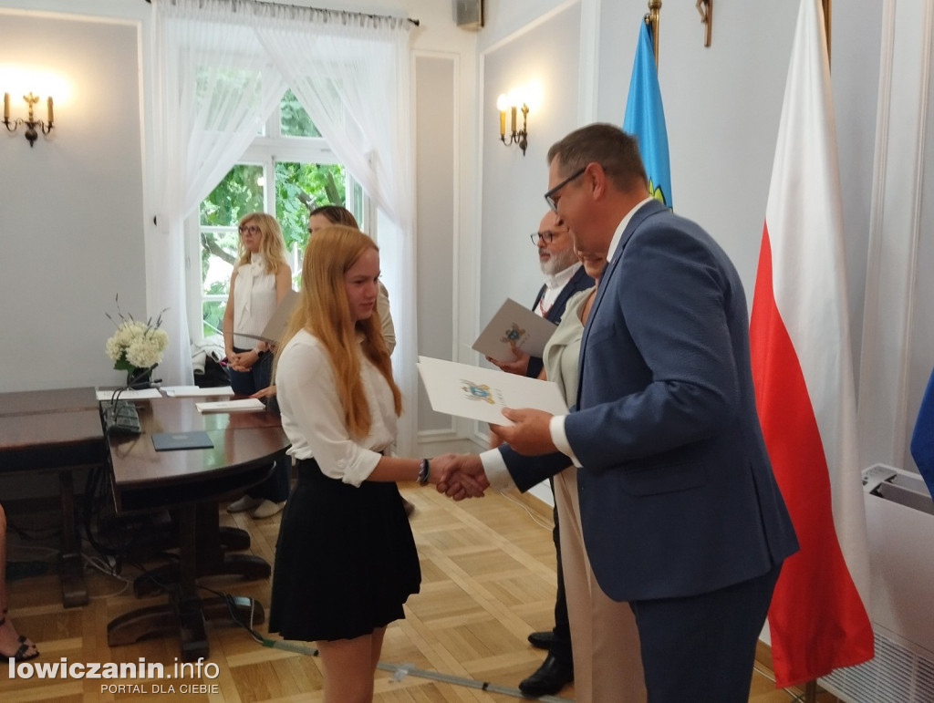 Wręczanie stypendiów naukowych w ratuszu