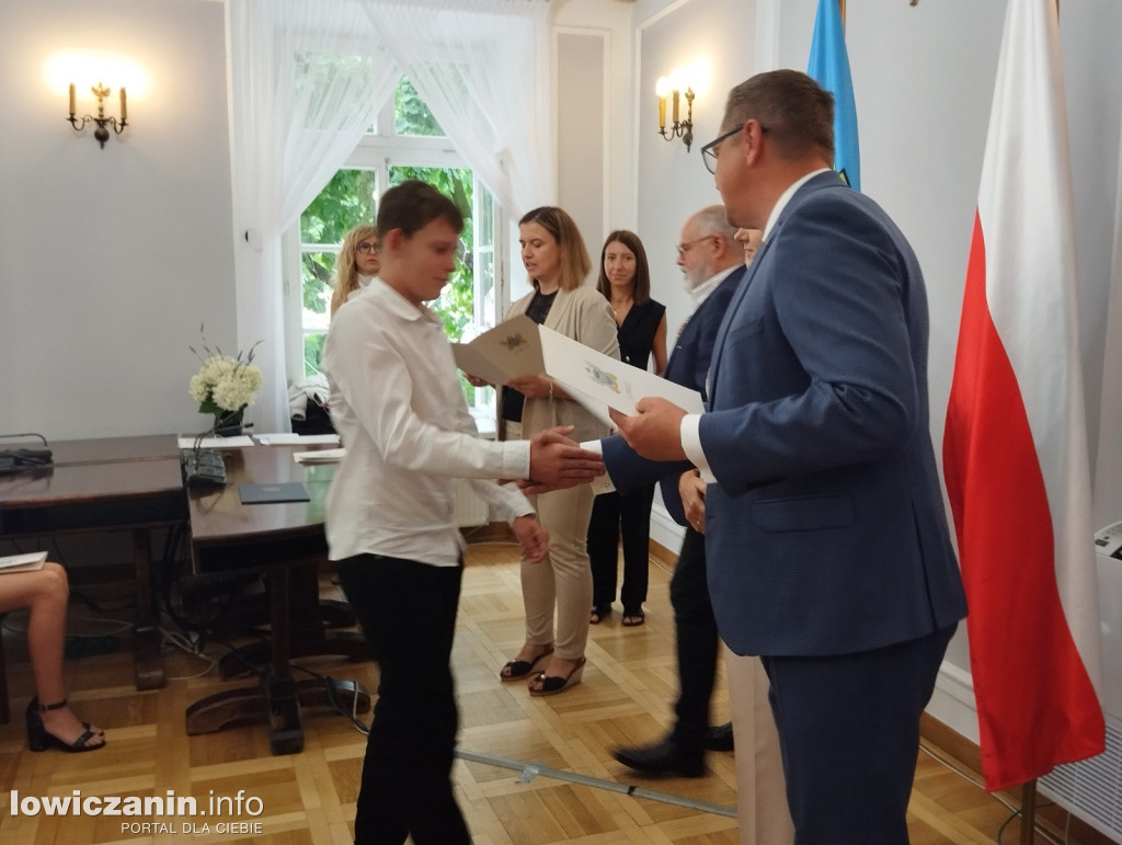 Wręczanie stypendiów naukowych w ratuszu