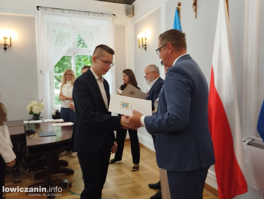 Wręczanie stypendiów naukowych w ratuszu