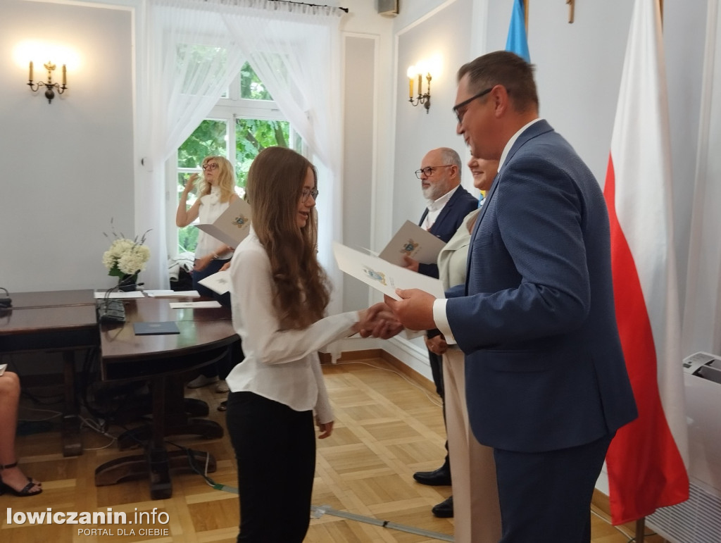 Wręczanie stypendiów naukowych w ratuszu