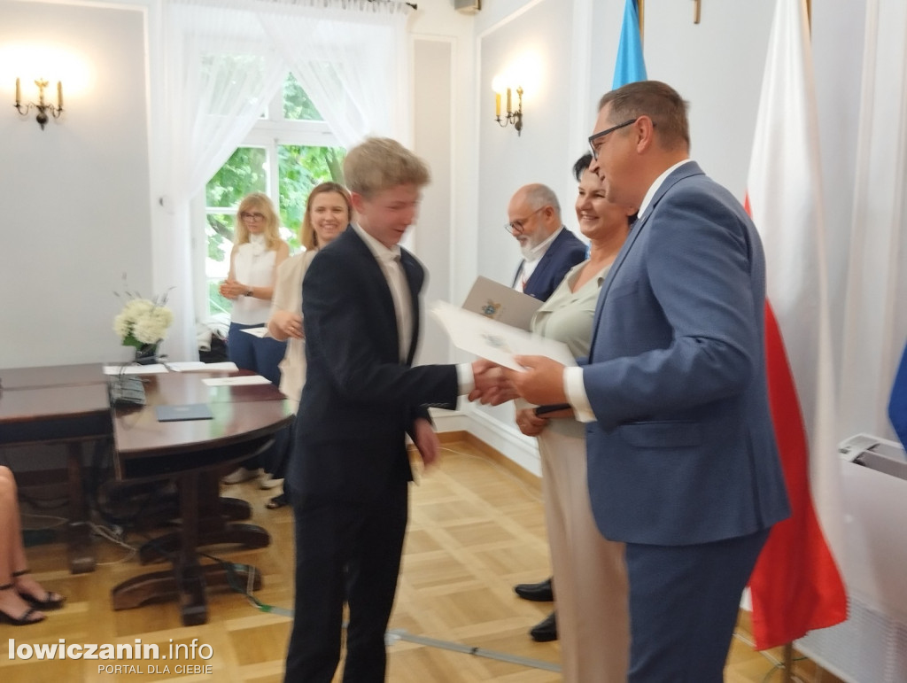 Wręczanie stypendiów naukowych w ratuszu