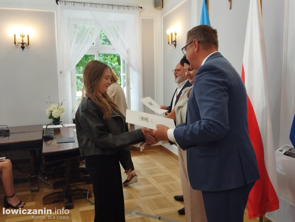 Wręczanie stypendiów naukowych w ratuszu