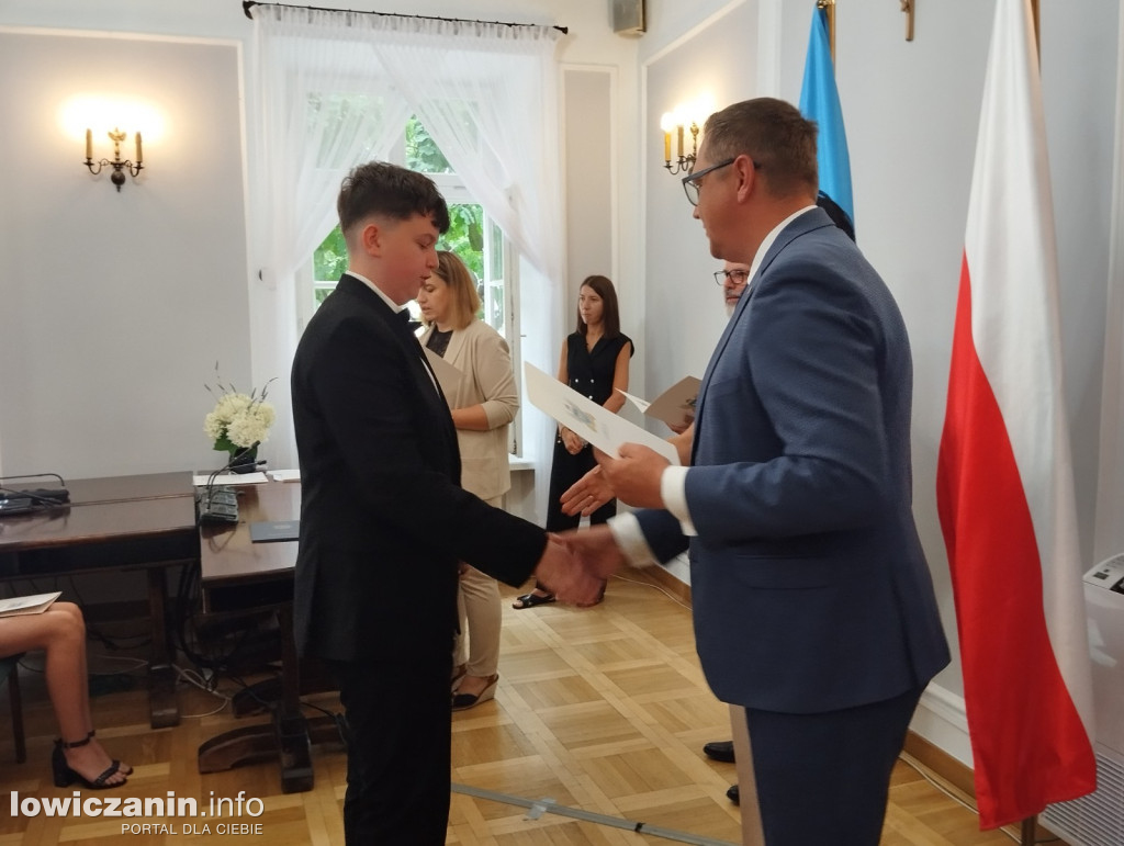 Wręczanie stypendiów naukowych w ratuszu