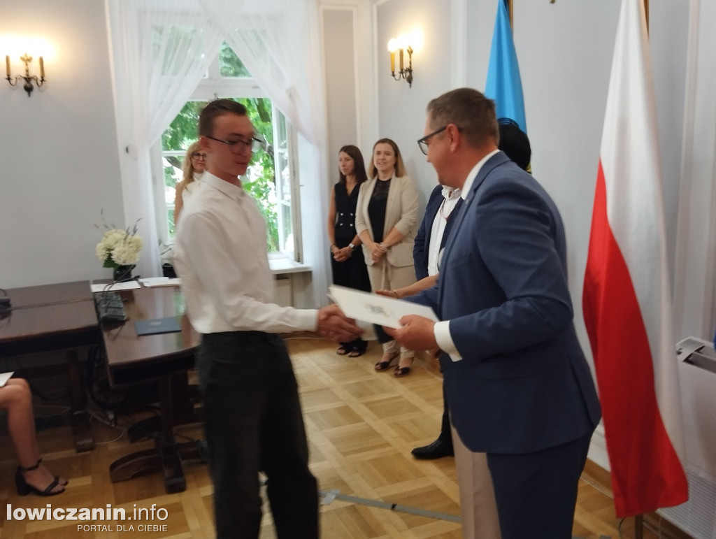 Wręczanie stypendiów naukowych w ratuszu