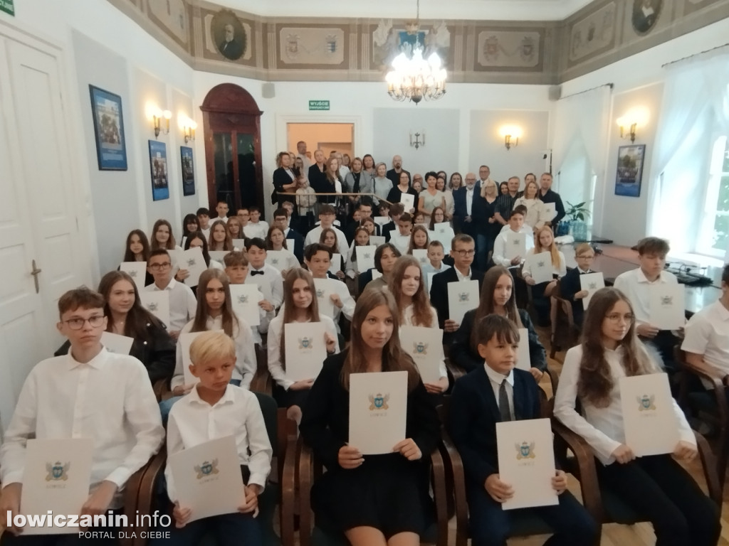 Wręczanie stypendiów naukowych w ratuszu